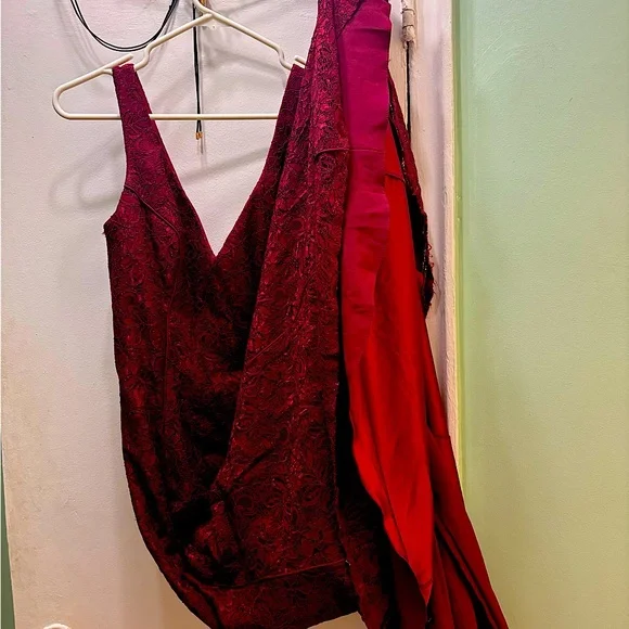 Gorgeous low V cut, sleeveless fit and flare burgundy gown - Picture 2 of 7